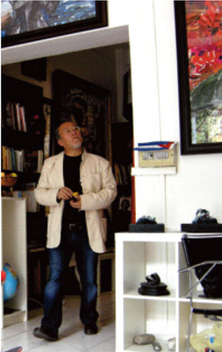 Jean-Pierre Han, directeur de Frictions et rédacteur en chef des Lettres Françaises en visite à la galerie Artbribus.)