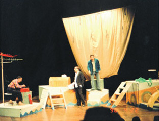 de Slimane Benaïssa-Scénographie pour a pièce de théâtre Ici sur scène : Omar Guendouz, Abdelkadet Tadjet et Slimane Benaïssa. Alget 1983.)