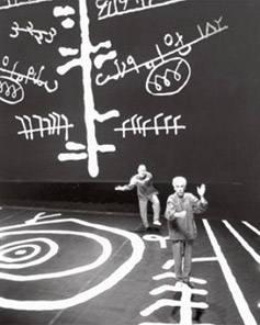 de Abdelkader Alloula, adaptation de Saïd Ould Khelifa. Ici sur scène. M'Hamed Benguettaf et Zrani Cherif Ayad. Scénographie pour Théâtre du Blanc-Mesnil, France, 1997.)