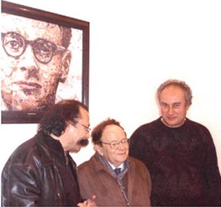 Henri Alleg à l'exposition « Partisans », accueilli par Michel Arab, directeur de la galerie Arcima.)