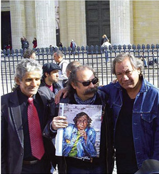 Avec le cinéaste Tony Gatlif et le musicien virtuose, Gheorghe Falcaru de Taraf de Haïdouk, place du Panthéon à Paris Lors d'une manifestation en soutien aux Gens du voyage. 2012.)